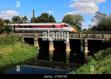 LNER Azuma Zug überquert eine Flussbrücke, East Coast Main Line Railway, Stevenage Town, Hertfordshire, England, Großbritannien Stockfoto