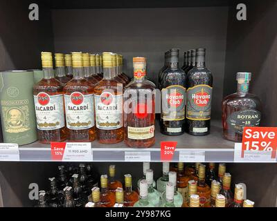 Mineralnye Vody, Russland - 5. September 2024: Bacardi Rum und Havanna Club am Flughafen Jerewan Duty free Stockfoto