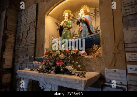 Die drei Marys in einem Boot und umgeben von Votivgaben in der Kirche Notre Dame, Saintes Maries de la Mer, Camargue, Frankreich. Stockfoto