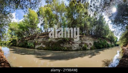 Canal du Midi am Anfang des Tunnels du Malpas, des ältesten Kanaltunnels der Welt, unter dem Hügel d'Enserune in Herault, Frankreich. Stockfoto