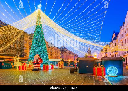 Timisoara, Rumänien. Festliches Wunderland mit funkelnden Lichtern, lokalem Kunsthandwerk, köstlichem Essen und saisonaler Winterunterhaltung - Victory Square Christm Stockfoto