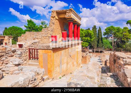 Kreta, Griechenland. Bullenfresko am Nordeingang des Knossos Palace. Die Ruinen von Knossos, die größte archäologische Stätte aus der Bronzezeit, die minoische Zivilisation Stockfoto
