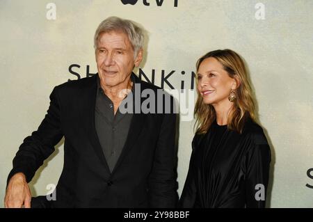 West Hollywood, Kalifornien, USA. Oktober 2024. (L-R) Harrison Ford und Calista Flockhart nehmen am 08. Oktober 2024 im Pacific Design Center in West Hollywood, Kalifornien, an der zweiten Staffel von Apple TV's „Shrinking“ Teil. Quelle: Jeffrey Mayer/Media Punch/Alamy Live News Stockfoto