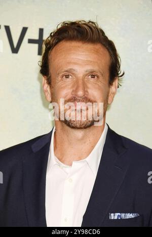 West Hollywood, Kalifornien, USA. Oktober 2024. Jason Segel nimmt am 08. Oktober 2024 in West Hollywood, Kalifornien, an der zweiten Staffel von Apple TV’s „Shrinking“ im Pacific Design Center Teil. Quelle: Jeffrey Mayer/Media Punch/Alamy Live News Stockfoto