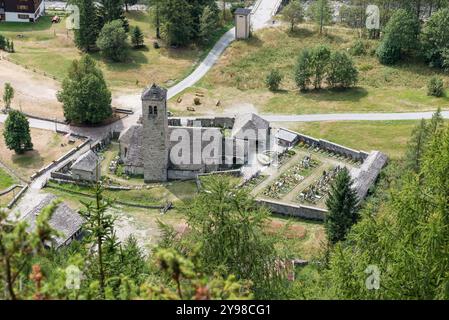 Alte Steinkirche mit Glockenturm und kleinem Friedhof, Blick von oben. Macugnaga, Italien Stockfoto