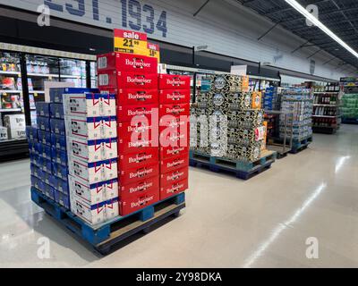 Palettenausstellung mit Bierkisten in einem Meijer-Geschäft in Davison Michigan USA Stockfoto