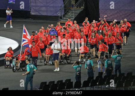 Mitglieder und Teilnehmer des Teams GB (Großbritannien) winkten den Union Jack bei der Eröffnungszeremonie der Paralympischen Spiele 2024 am 28. August 2024 im Place de La Concorde, Paris, Frankreich. Stockfoto