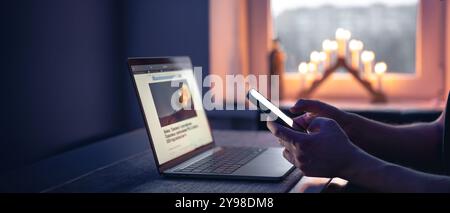 Ältere Frau mit Laptop. Eine alte Frau arbeitet zu Hause auf einem Laptop. Stockfoto