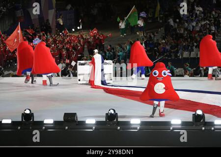 Quentin Lepoutre, besser bekannt als DJ MYD Performing, zusammen mit den Phryges (offiziellen Maskottchen) bei der Eröffnungszeremonie der Paralympischen Spiele 2024 am 28. August 2024 im Place de La Concorde, Paris, Frankreich. Stockfoto