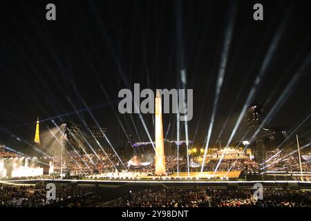 Der Luxor Obelisk (Obélisques de Louxor), der dem ägyptischen Pharao Ramses II gewidmet war. Er wurde mit einer spektakulären Klang-, Licht- und Lazershow beleuchtet. Außerdem ist der Eiffelturm ganz links zu sehen. Bei der Eröffnungszeremonie der Paralympischen Spiele 2024 am 28. August 2024 im Place de La Concorde, Paris, Frankreich. Stockfoto