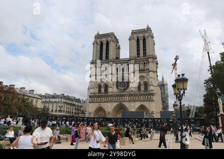 Die Kathedrale Notre Dame wird im August 2024 nach dem Brand von 2019 in Paris wieder aufgebaut. Es ist noch immer von Kranen und Gerüsten umgeben. Stockfoto