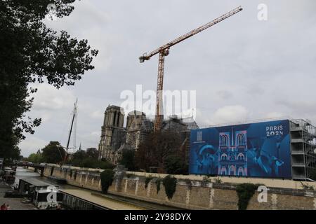 Die Kathedrale Notre Dame wird im August 2024 nach dem Brand von 2019 in Paris wieder aufgebaut. Es ist noch immer von Kranen und Gerüsten umgeben. Stockfoto