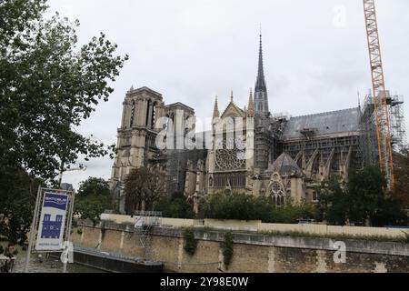 Die Kathedrale Notre Dame wird im August 2024 nach dem Brand von 2019 in Paris wieder aufgebaut. Es ist noch immer von Kranen und Gerüsten umgeben. Stockfoto