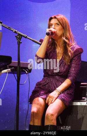 Paris, Frankreich. Oktober 2024. Stephanie Sandoz tritt am 8. Oktober 2024 im Tour Eiffel Theater in Paris auf. Quelle: Gerard Crossay/Alamy Stockfoto