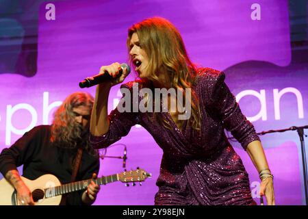 Paris, Frankreich. Oktober 2024. Stephanie Sandoz tritt am 8. Oktober 2024 im Tour Eiffel Theater in Paris auf. Quelle: Gerard Crossay/Alamy Stockfoto