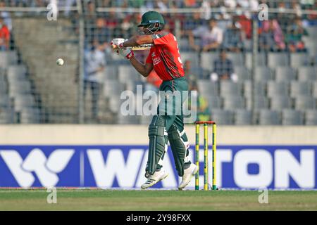 Mahmudullah schlägt im Sher-e-Bangla National Cricket Stadium in Mirpur, Dhak, beim zweiten T20-Spiel zweier Matches in Bangladesch und Afghanistan Stockfoto