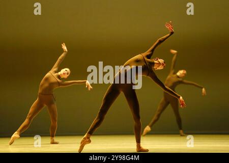 Das Ensemble des Semperoper Ballett in der Urauffuehrung der Choreografie 'die vier Jahreszeiten' von David Dawson im zweiteiligen Ballettabend 'ein Sommer Stockfoto