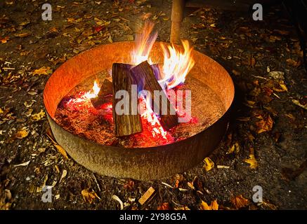 Kamin brennt Lagerfeuer auf einem Campingplatz. Keine Personen. Campingplatz-Lifestyle Stockfoto