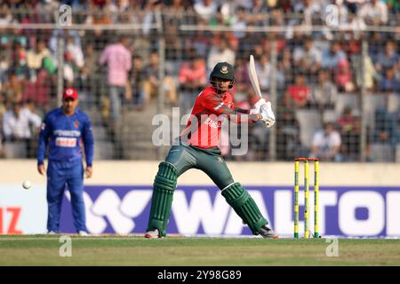 Nasum Ahmed schlägt während des zweiten T20-Spiels in Bangladesch und Afghanistan im Sher-e-Bangla National Cricket Stadium in Mirpur, Dhaka Stockfoto