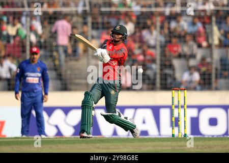 Nasum Ahmed schlägt während des zweiten T20-Spiels in Bangladesch und Afghanistan im Sher-e-Bangla National Cricket Stadium in Mirpur, Dhaka Stockfoto