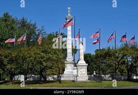 Das hohe Kentucky war Memorial steht hinter dem Grab des amerikanischen Vizepräsidenten Richard Mentor Johnson auf dem historischen Frankfort Cemetery. Stockfoto