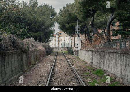 Ein Stadtbahnabschnitt, der durch die Küstenstadt Savona in Ligurien (Italien) führt Stockfoto