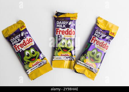 London, Vereinigtes Königreich, 30. September 2024:- Eine Ansicht von drei Cadbury's Süßwaren Freddo Caramel, vor weißem Hintergrund Stockfoto