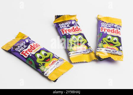 London, Vereinigtes Königreich, 30. September 2024:- Eine Ansicht von drei Cadbury's Süßwaren Freddo Caramel, vor weißem Hintergrund Stockfoto