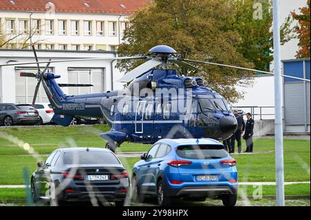 Leipzig - Olaf Scholz landet mit Helikopter: Bundeskanzkler bei Feierlichkeiten zu 35 Jahren Friedliche Revolution 09.10.2024 gegen 14,15 Uhr Leipzig, Dübener Landstraße Präsidium der Bereitschaftspolizei am frühen Nachmittag landete der Bundeskanzler Olaf Scholz mit einem Helikopter der Marke Eurocopter AS332 Super Puma des Flugdienstes der Bundespolizei auf dem Landeplatz der Bereitschaftspolizei Sachsen an der Dübener Landstraße in Leipzig. Dort stieg der Scholz in ein gepanzertes Fahrzeug um und setzte anschließend seine Fahrt in Kolonne, begleitet durch die Motorradstaffel der Polizei Sach Stockfoto