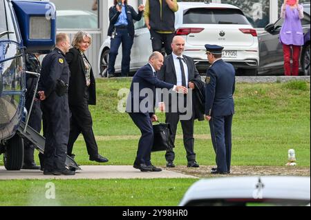 Leipzig - Olaf Scholz landet mit Helikopter: Bundeskanzkler bei Feierlichkeiten zu 35 Jahren Friedliche Revolution 09.10.2024 gegen 14,15 Uhr Leipzig, Dübener Landstraße Präsidium der Bereitschaftspolizei am frühen Nachmittag landete der Bundeskanzler Olaf Scholz mit einem Helikopter der Marke Eurocopter AS332 Super Puma des Flugdienstes der Bundespolizei auf dem Landeplatz der Bereitschaftspolizei Sachsen an der Dübener Landstraße in Leipzig. Dort stieg der Scholz in ein gepanzertes Fahrzeug um und setzte anschließend seine Fahrt in Kolonne, begleitet durch die Motorradstaffel der Polizei Sach Stockfoto