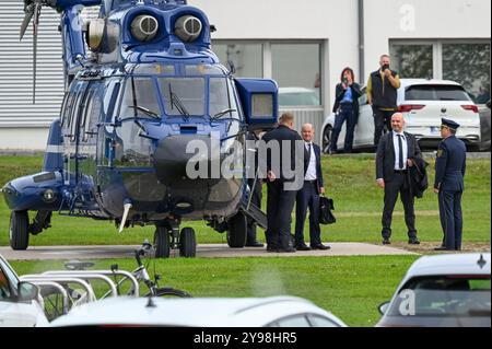 Leipzig - Olaf Scholz landet mit Helikopter: Bundeskanzkler bei Feierlichkeiten zu 35 Jahren Friedliche Revolution 09.10.2024 gegen 14,15 Uhr Leipzig, Dübener Landstraße Präsidium der Bereitschaftspolizei am frühen Nachmittag landete der Bundeskanzler Olaf Scholz mit einem Helikopter der Marke Eurocopter AS332 Super Puma des Flugdienstes der Bundespolizei auf dem Landeplatz der Bereitschaftspolizei Sachsen an der Dübener Landstraße in Leipzig. Dort stieg der Scholz in ein gepanzertes Fahrzeug um und setzte anschließend seine Fahrt in Kolonne, begleitet durch die Motorradstaffel der Polizei Sach Stockfoto