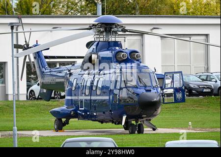 Leipzig - Olaf Scholz landet mit Helikopter: Bundeskanzkler bei Feierlichkeiten zu 35 Jahren Friedliche Revolution 09.10.2024 gegen 14,15 Uhr Leipzig, Dübener Landstraße Präsidium der Bereitschaftspolizei am frühen Nachmittag landete der Bundeskanzler Olaf Scholz mit einem Helikopter der Marke Eurocopter AS332 Super Puma des Flugdienstes der Bundespolizei auf dem Landeplatz der Bereitschaftspolizei Sachsen an der Dübener Landstraße in Leipzig. Dort stieg der Scholz in ein gepanzertes Fahrzeug um und setzte anschließend seine Fahrt in Kolonne, begleitet durch die Motorradstaffel der Polizei Sach Stockfoto