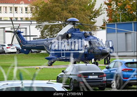 Leipzig - Olaf Scholz landet mit Helikopter: Bundeskanzkler bei Feierlichkeiten zu 35 Jahren Friedliche Revolution 09.10.2024 gegen 14,15 Uhr Leipzig, Dübener Landstraße Präsidium der Bereitschaftspolizei am frühen Nachmittag landete der Bundeskanzler Olaf Scholz mit einem Helikopter der Marke Eurocopter AS332 Super Puma des Flugdienstes der Bundespolizei auf dem Landeplatz der Bereitschaftspolizei Sachsen an der Dübener Landstraße in Leipzig. Dort stieg der Scholz in ein gepanzertes Fahrzeug um und setzte anschließend seine Fahrt in Kolonne, begleitet durch die Motorradstaffel der Polizei Sach Stockfoto