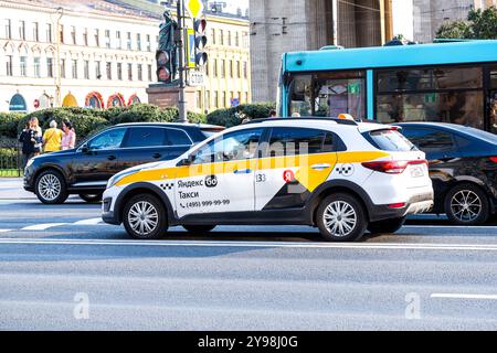 St. Petersburg, Russland - 19. September 2024: Yandex Taxi-Marke an einer Stadtstraße am Sommertag Stockfoto