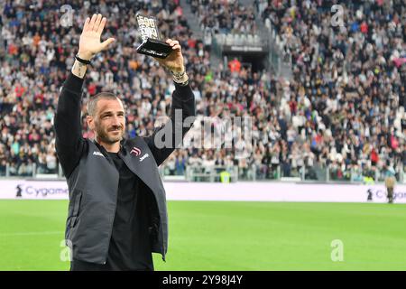 Torino, Italien. Mai 2023. Foto Tano Pecoraro/LaPresse 14 Maggio 2023 - Torino, Italia Sport, Calcio Juventus vs Cremonese - Campionato italiano di calcio Serie A TIM 2022/2023 - Allianz Stadium Nella foto: Bonucci premiato per il traguardo delle 500 partite in bianconero Foto Tano Pecoraro/LaPresse 14. Mai 2023 - Turin, Italien Sport, Fußball Juventus vs Cremonese - italienische Serie A Fußball Meisterschaft 2022/2023 - italienische Serie A Fußball - Allianz Live Foto: Die Allianz Presse in Laboni Presse Stockfoto