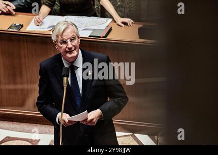 Antonin Burat / Le Pictorium - Fragestunde an die Regierung vom 8. Oktober 2024 in der französischen Nationalversammlung - 10/2024 - Frankreich / Paris - Premierminister Michel Barnier beantwortet die Abgeordneten während der Fragestunde an die Regierung am 8. Oktober 2024 in der französischen Nationalversammlung. Stockfoto