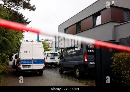 Mord-Verdacht im Kölner Promi-Viertel: Ein Angestellter fand am Morgen den leblosen Körper des Chefs 74 in dessen Villa. Einsatzkräfte eilten zum mutmaßlichen Tatort, konnten dem Opfer aber nicht mehr helfen. Es wurde eine Mordkommission eingerichtet. Köln, 09.10.2024 NRW Deutschland *** mutmaßlicher Mord in Colognes Berühmtheiten-Bezirk ein Angestellter fand die leblose Leiche seines Bosses 74 in seiner Villa am Morgen eilte der Rettungsdienst zum Tatort, konnte dem Opfer aber nicht helfen Es wurde Ein Mordkommando eingerichtet Köln, 09 10 2024 NRW Deutschland Copyright: XChristophxHardtx Stockfoto