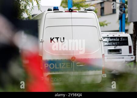 Mord-Verdacht im Kölner Promi-Viertel: Ein Angestellter fand am Morgen den leblosen Körper des Chefs 74 in dessen Villa. Einsatzkräfte eilten zum mutmaßlichen Tatort, konnten dem Opfer aber nicht mehr helfen. Es wurde eine Mordkommission eingerichtet. Köln, 09.10.2024 NRW Deutschland *** mutmaßlicher Mord in Colognes Berühmtheiten-Bezirk ein Angestellter fand die leblose Leiche seines Bosses 74 in seiner Villa am Morgen eilte der Rettungsdienst zum Tatort, konnte dem Opfer aber nicht helfen Es wurde Ein Mordkommando eingerichtet Köln, 09 10 2024 NRW Deutschland Copyright: XChristophxHardtx Stockfoto