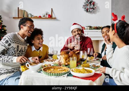 Eine Gruppe von Freunden lacht und köstliches Essen, während sie zu Hause Weihnachten feiern. Stockfoto