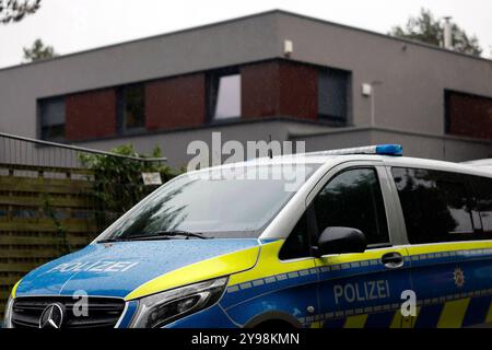 Mord-Verdacht im Kölner Promi-Viertel: Ein Angestellter fand am Morgen den leblosen Körper des Chefs 74 in dessen Villa. Einsatzkräfte eilten zum mutmaßlichen Tatort, konnten dem Opfer aber nicht mehr helfen. Es wurde eine Mordkommission eingerichtet. Köln, 09.10.2024 NRW Deutschland *** mutmaßlicher Mord in Colognes Berühmtheiten-Bezirk ein Angestellter fand die leblose Leiche seines Bosses 74 in seiner Villa am Morgen eilte der Rettungsdienst zum Tatort, konnte dem Opfer aber nicht helfen Es wurde Ein Mordkommando eingerichtet Köln, 09 10 2024 NRW Deutschland Copyright: XChristophxHardtx Stockfoto