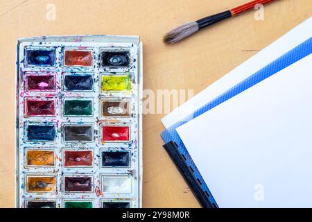 Palette mit Aquarellen. Eine Palette mit Aquarellen und Pinsel. Stockfoto