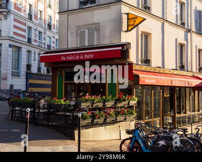 Au Soleil de la Butte, Cafe Paris, Montmartre, Paris, Frankreich, Europa, EU. Stockfoto