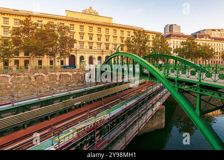 wien, österreich - 17. oktober 2019: Zollamtssteg und Zollamtsbrücke über die wien im Abendlicht. Schöne Architektur europas im Herbst s Stockfoto