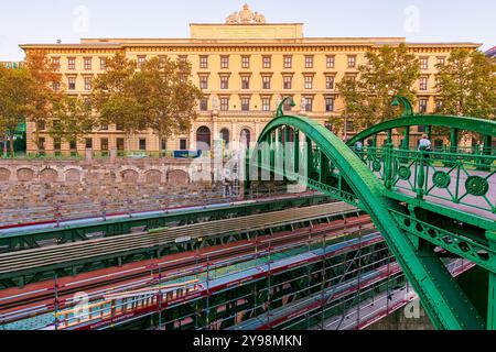 wien, österreich - 17. oktober 2019: Zollamtssteg und Zollamtsbrücke über die wien im Abendlicht. Schöne Architektur europas im Herbst s Stockfoto