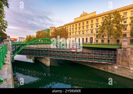 wien, österreich - 17. oktober 2019: Zollamtssteg und Zollamtsbrücke über die wien im Abendlicht. Schöne Architektur europas im Herbst s Stockfoto