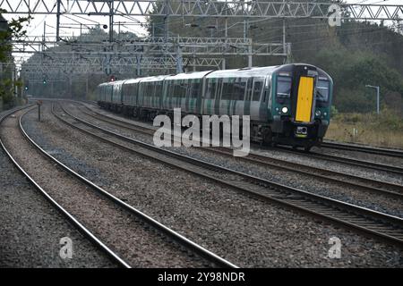 Eine London Northwestern Railway von Euston nach Crewe 8 Car Class 350 fährt bis zur Rugeley Trent Valley Station Stockfoto