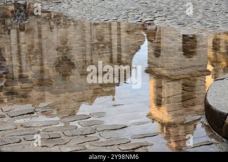 791 Kathedrale San Cristobal Kathedrale nach Südosten ausgerichtet, barocke Hauptfassade, die sich nach einem starken Regen auf einer großen Pfütze auf dem nassen Platz spiegelt. Havanna-Kuba. Stockfoto