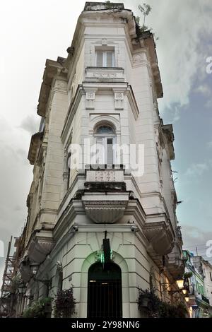 795 Chamfer des eklektischen Stils an der Kreuzung von Calles Habana und Cuarteles Street mit der Callejon de Espada Alley, Altstadt. Havanna-Kuba Stockfoto