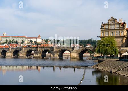 Karlsbrücke an der Moldau in Prag, Tschechische Republik. Stockfoto
