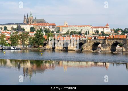 Karlsbrücke an der Moldau in Prag, Tschechische Republik. Stockfoto